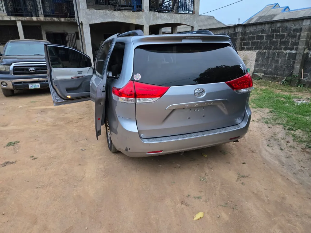 Toyota Sienna XLE 2011 - Image 7