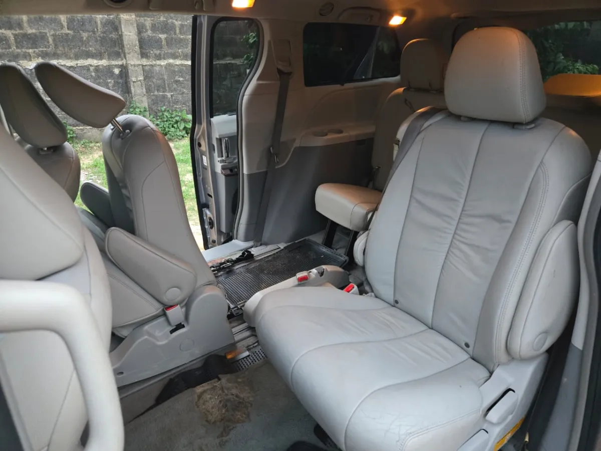 Toyota Sienna XLE 2011 - Image 8
