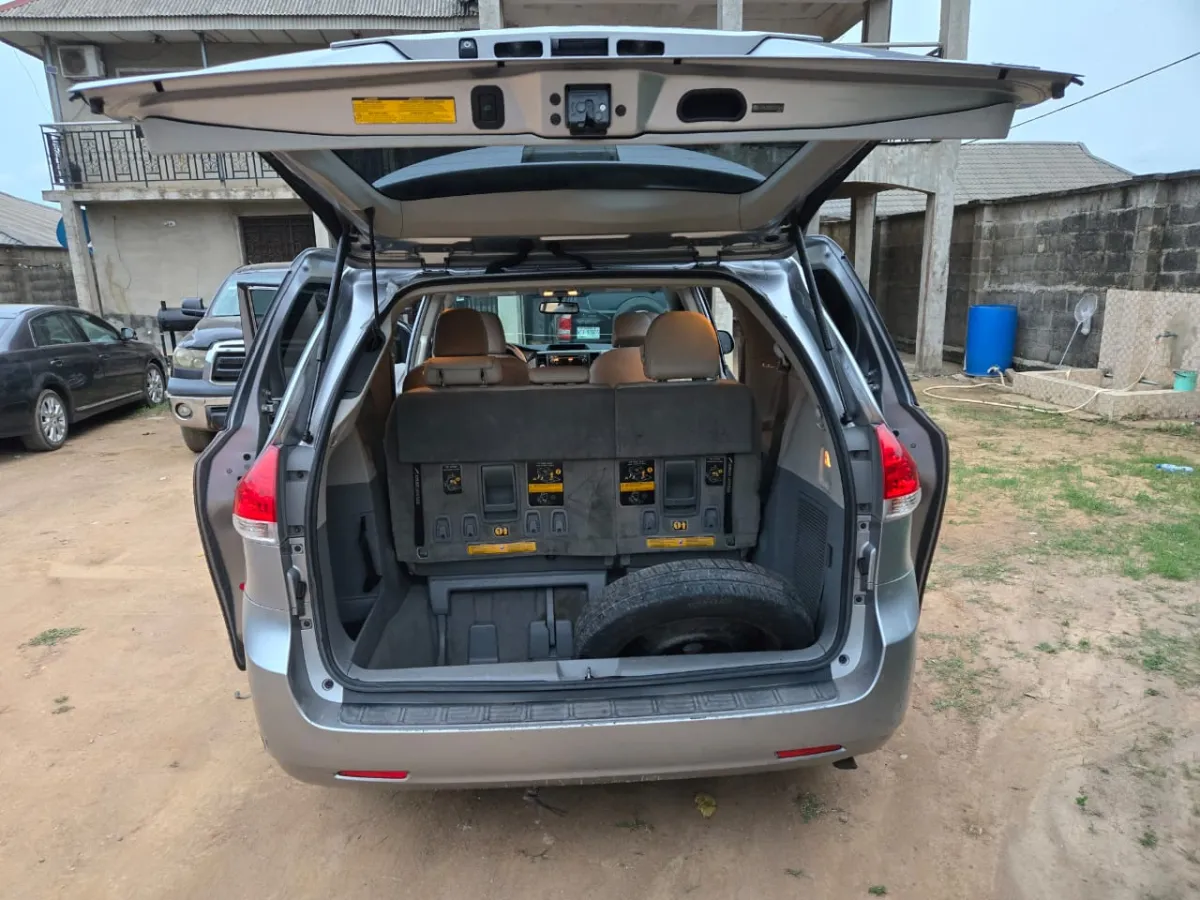 Toyota Sienna XLE 2011 - Image 9