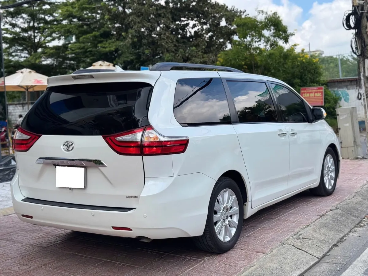 clean neat direct registered used Toyota sienna - Image 2