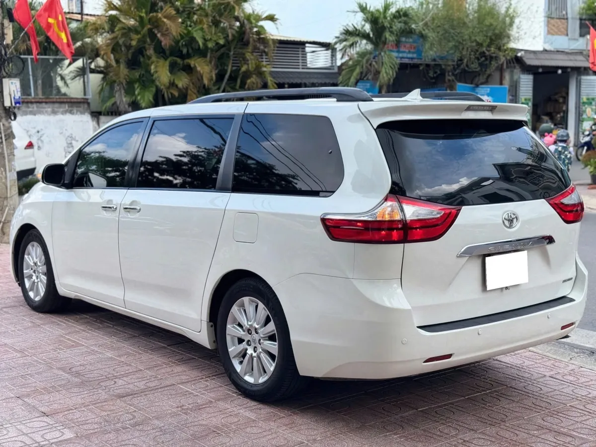 clean neat direct registered used Toyota sienna - Image 3