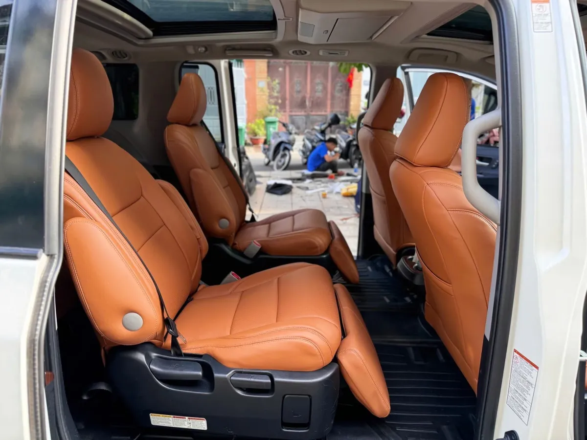 clean neat direct registered used Toyota sienna - Image 4