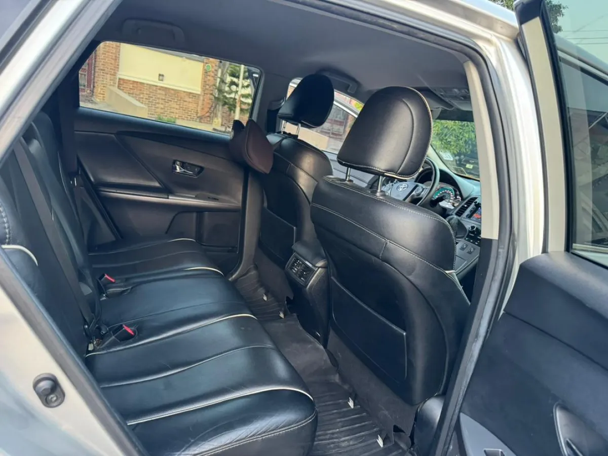 11 Months Barely Driven Toyota Venza 2013 Full Option XLE - Image 7