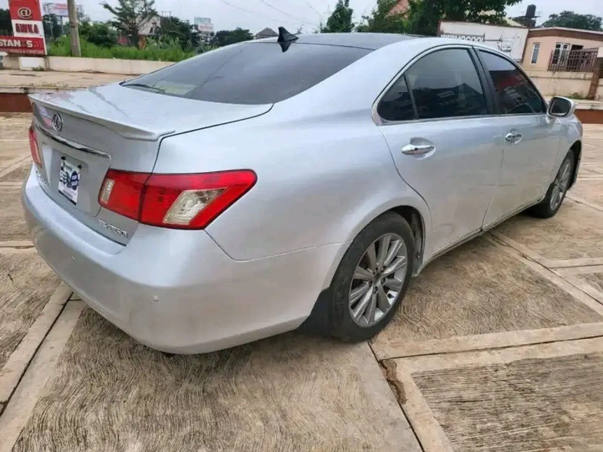 Lexus ES350 everything is working perfectly fine - Image 5