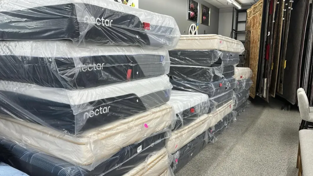 Hybrid semi-orthopedic and posturepedic mattresses