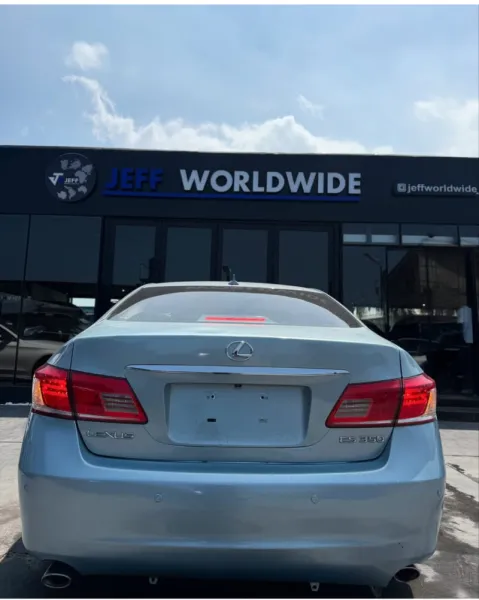clean Lexus ES 350 model