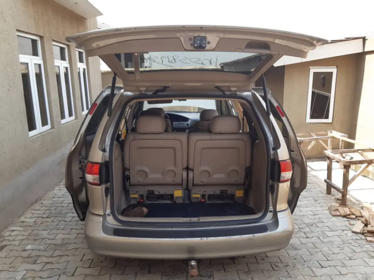 Nigeria used Toyota sienna - Image 3