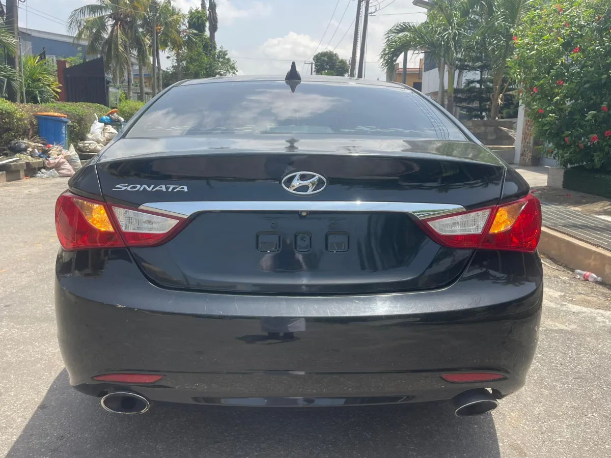 Foreign used 2013 Hyundai Sonata SE limited - Image 2