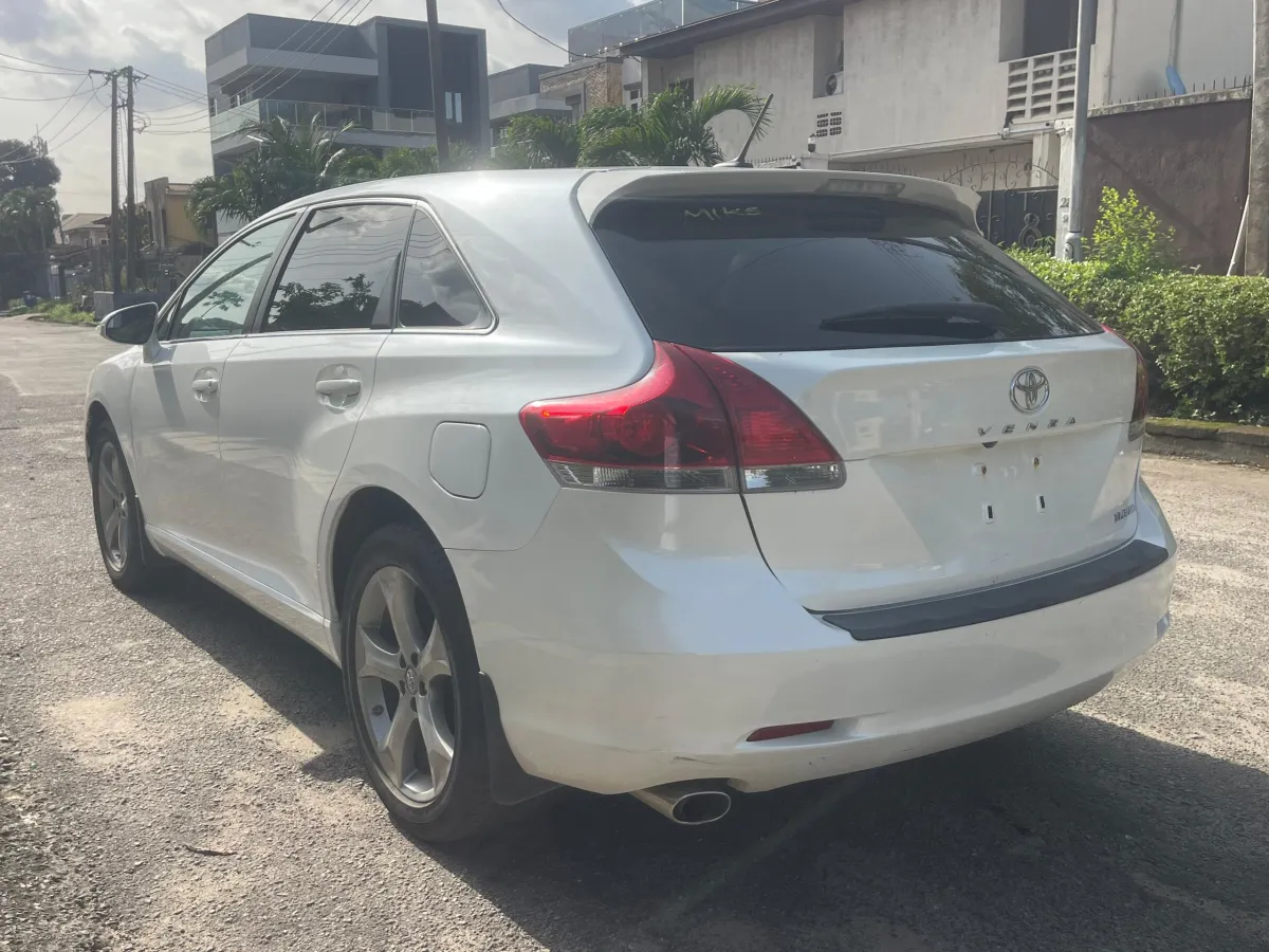 Foreign used 2015 Toyota Venza XLE - Image 2