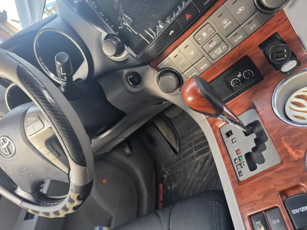 Registered Toyota Highlander Limited Edition 2009 model - Image 3
