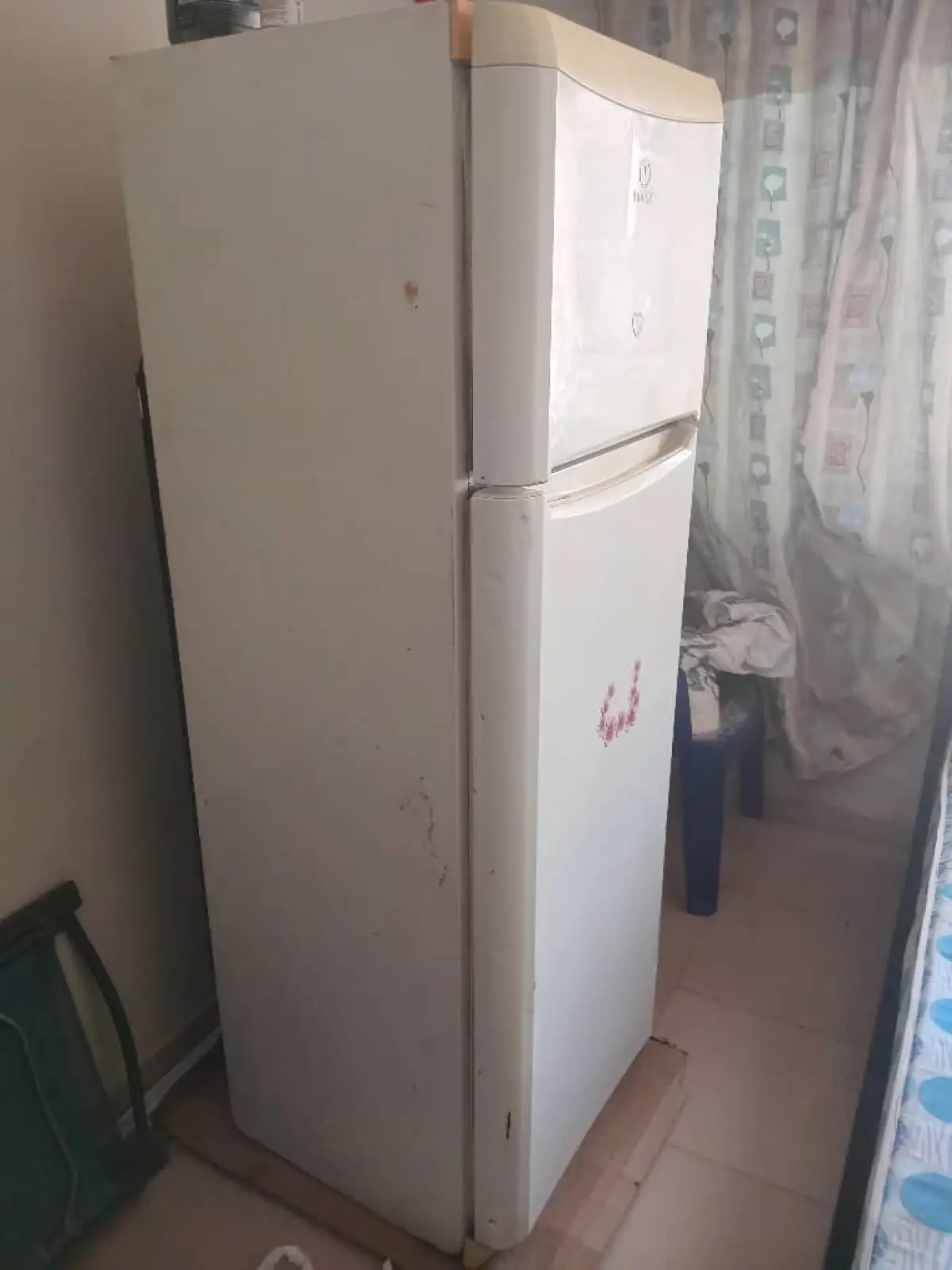 Indesit TAA5V1 435litres fridge/freezer - Image 1