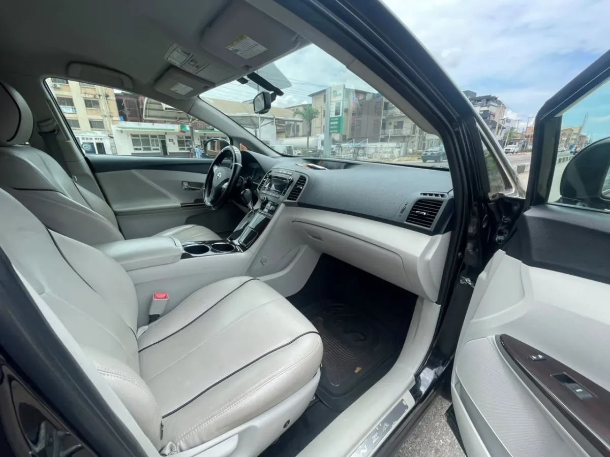 Nigeria used Toyota Venza 2010 model Just 3 months used Still Tokunbo - Image 5