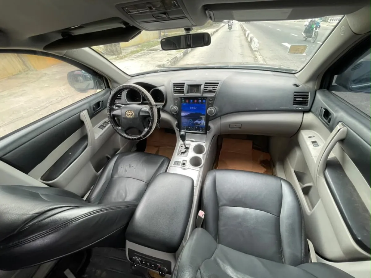 Nigeria used Toyota Highlander 2008 model limited edition - Image 3