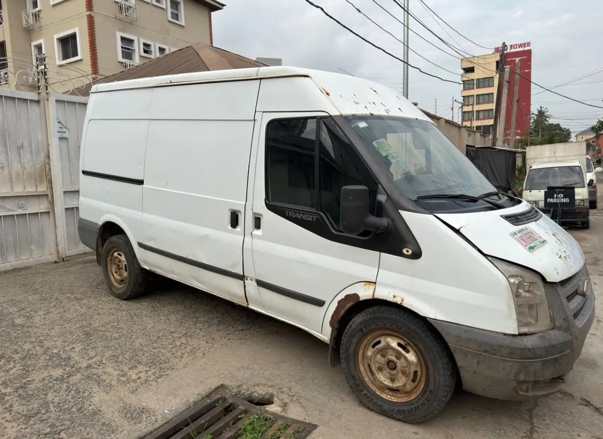 Ford Transit Bus - High roof - Image 4