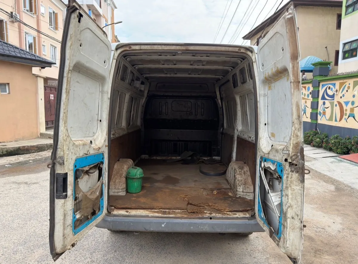 Ford Transit Bus - High roof - Image 9