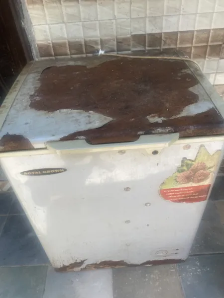 A working freezer, freezing very well and retaining cold for days