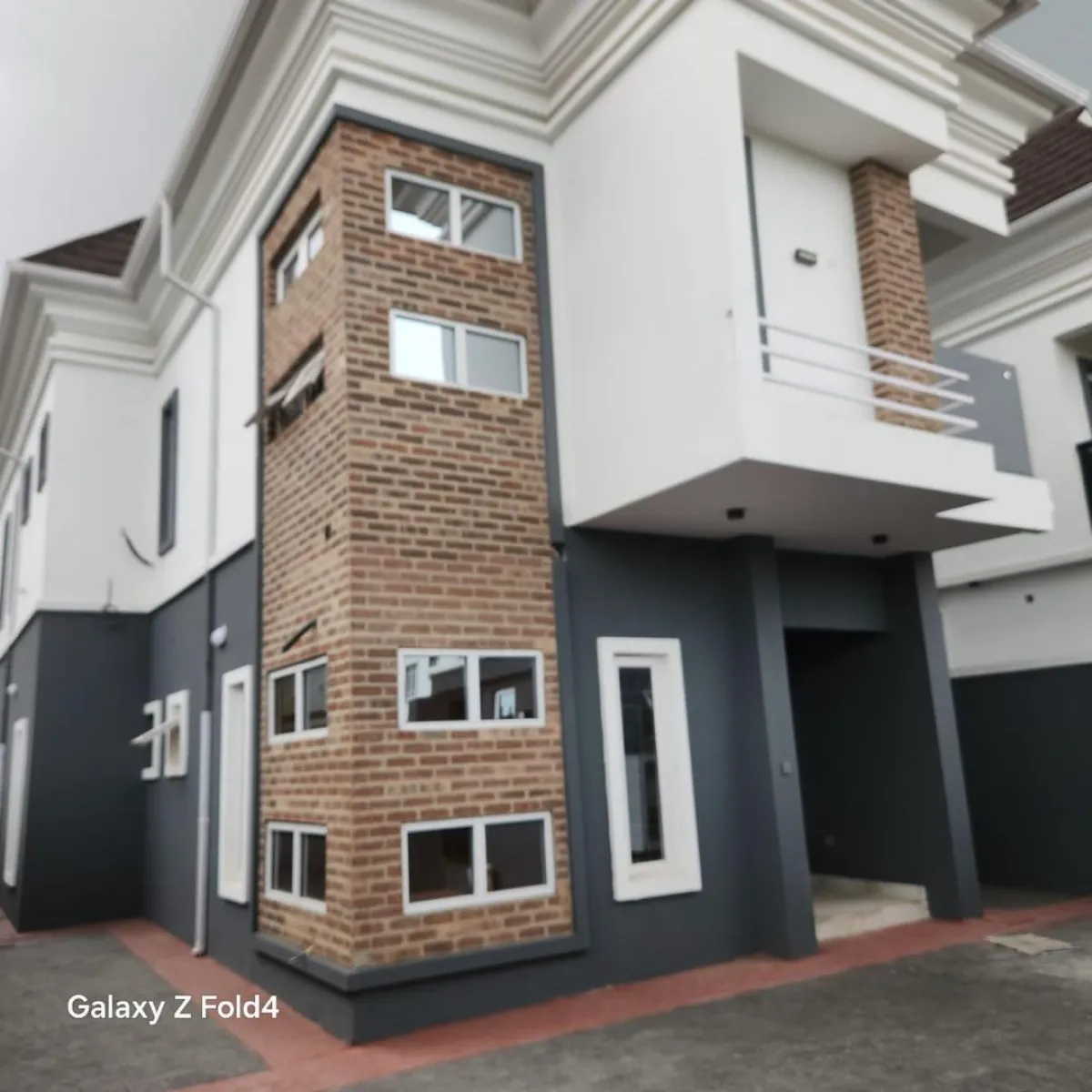 FOR SALE 5 bedroom FULLY detached duplex - Image 1