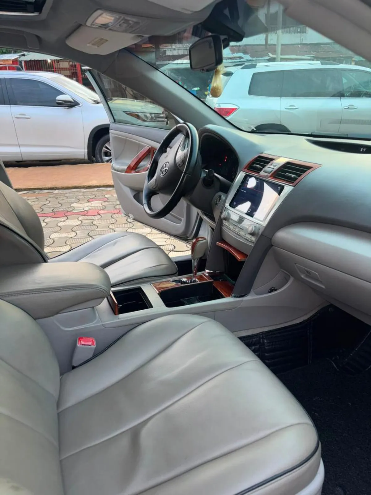 Registered Toyota Camry 2009 XLE Xtra limited edition - Image 4
