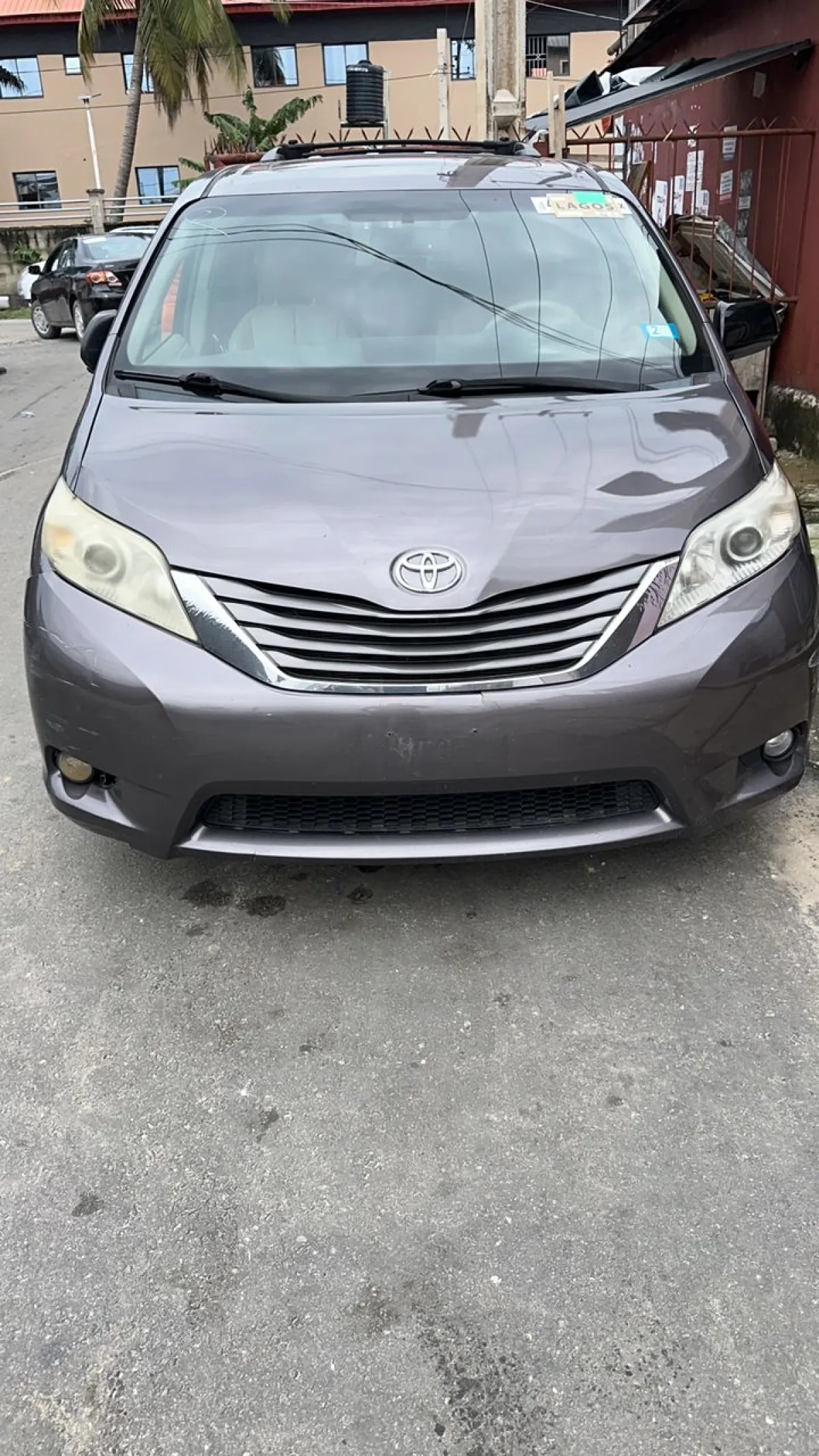 Toyota Sienna 2010 - Image 2
