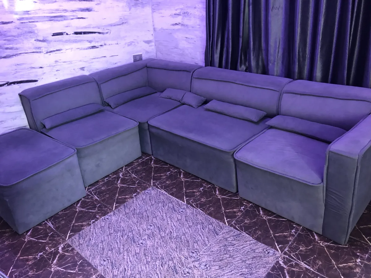 Television console and full couch set - Image 1