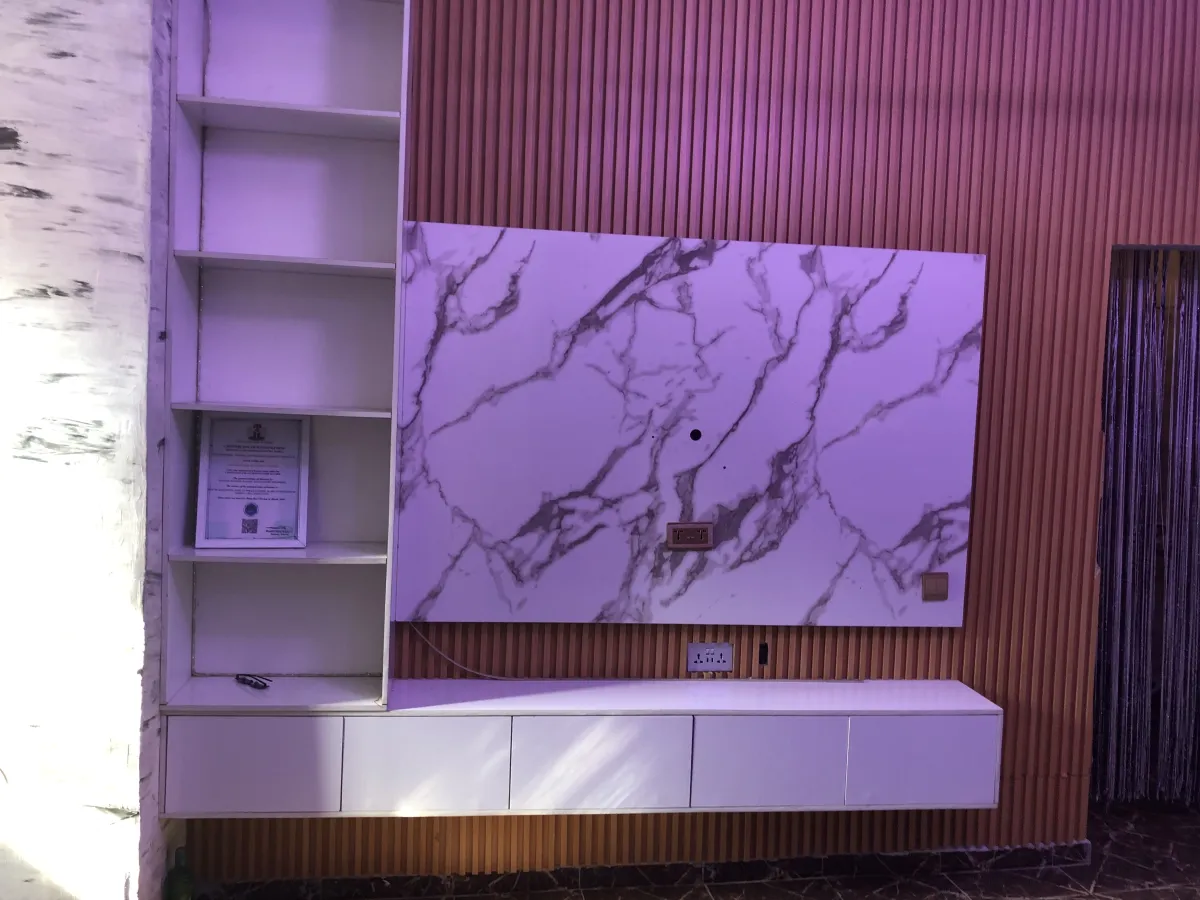 Television console and full couch set - Image 2