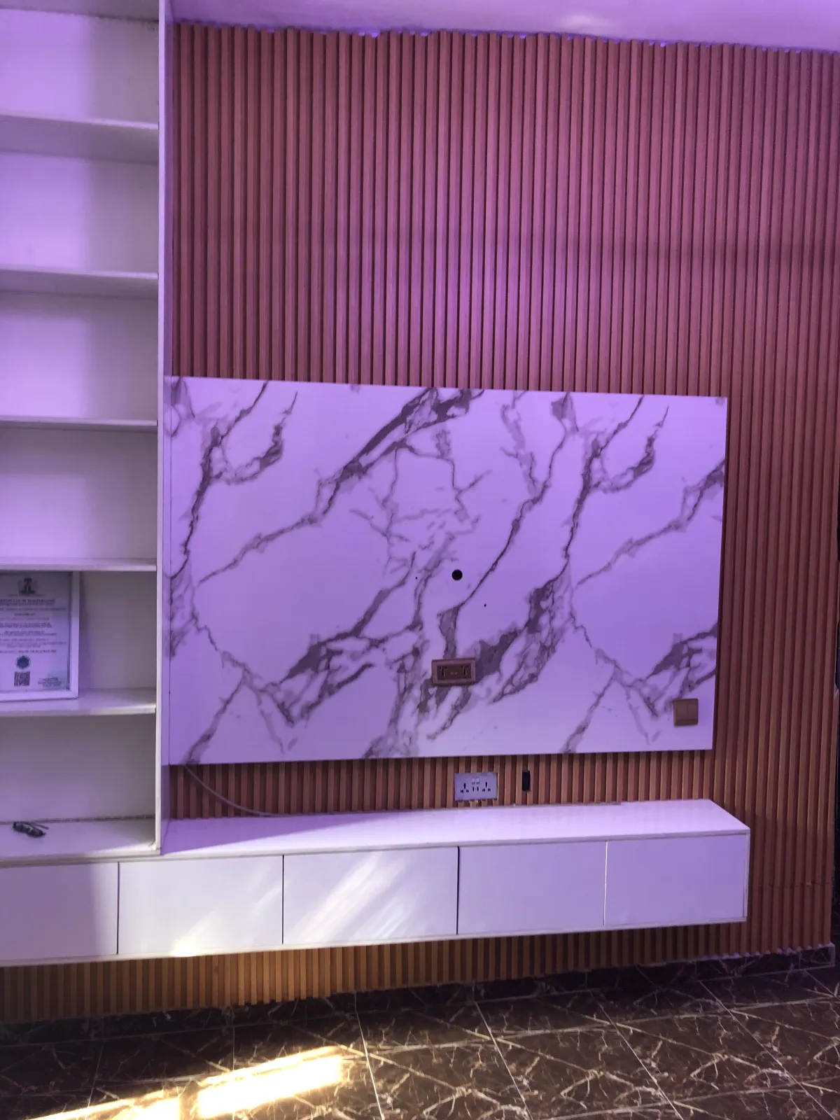 Television console and full couch set - Image 3
