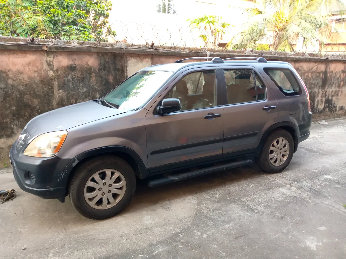 Neat Honda CRv, not flashy, just for the mature minded. Well tested engine - Image 3