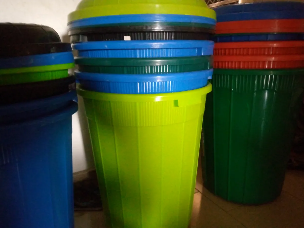 Plastic drums assorted and with covers. Various sizes high quality. - Image 1