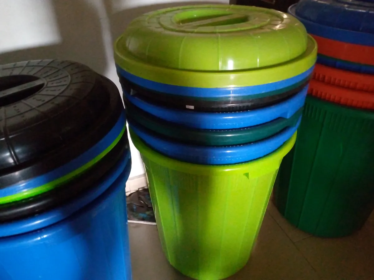 Plastic drums assorted and with covers. Various sizes high quality. - Image 2