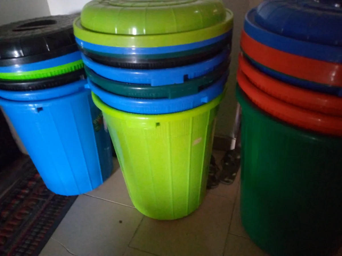 Plastic drums assorted and with covers. Various sizes high quality. - Image 3