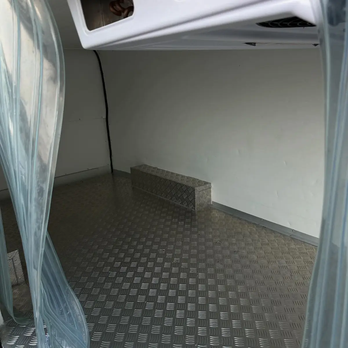 Toyota haice cooling van bus - Image 9