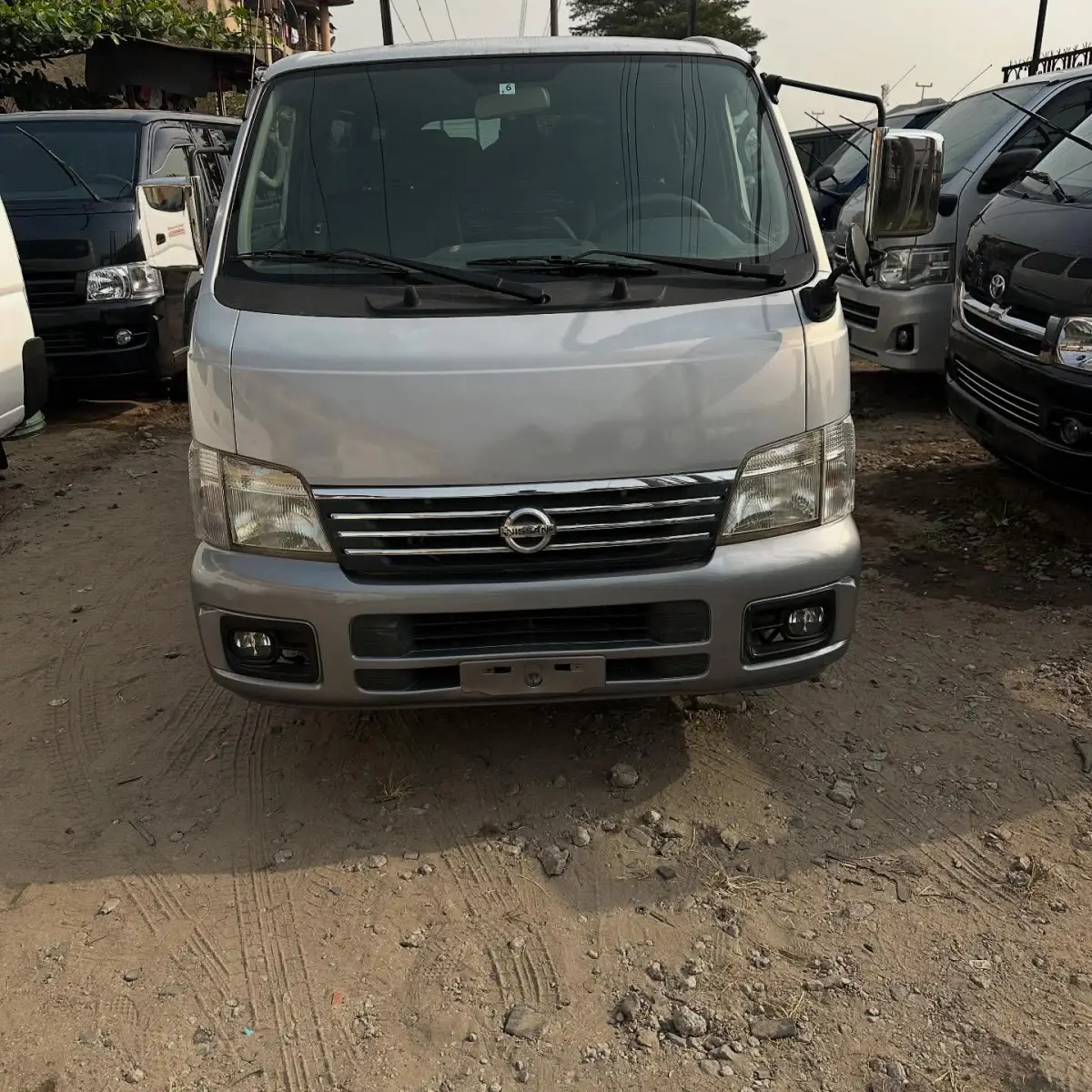 Nissan urvan caravan bus - Image 1