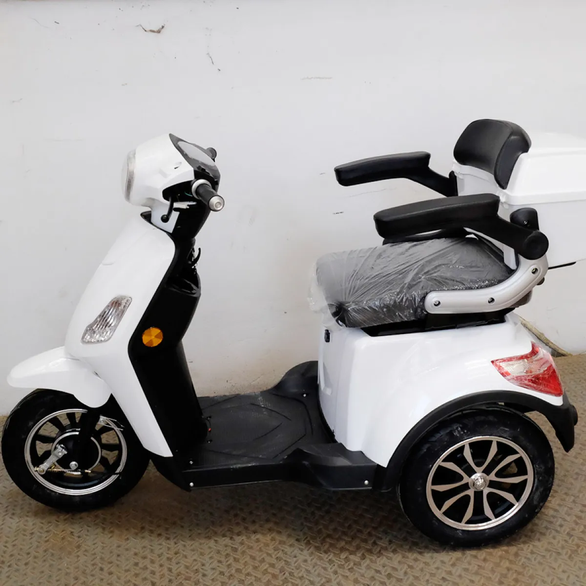 3 tyre Scooter - Image 4