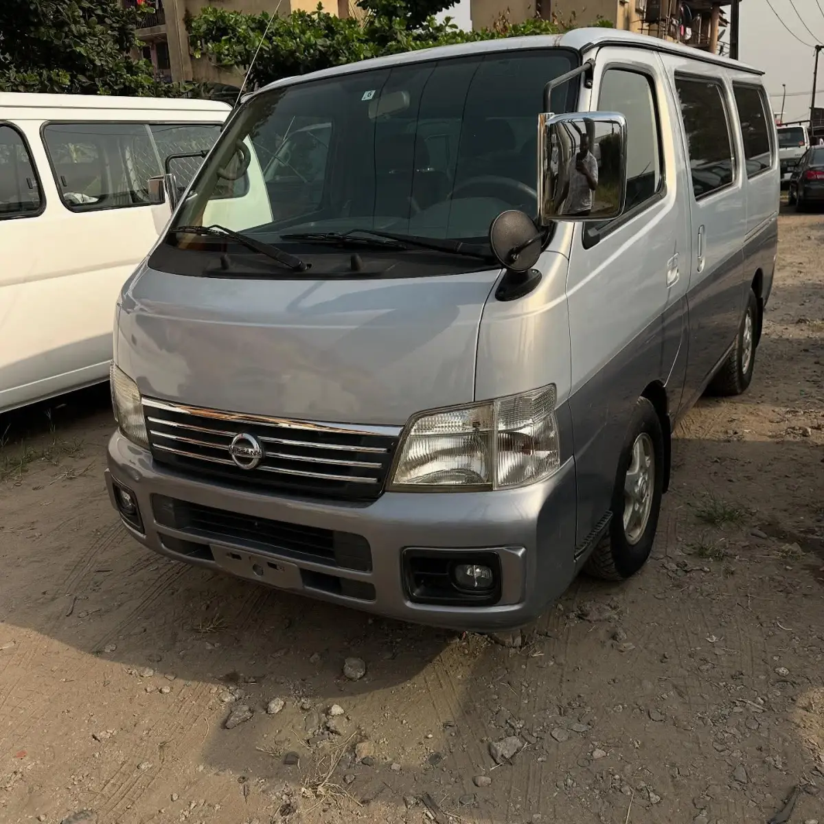 Nissan urvan caravan bus - Image 3