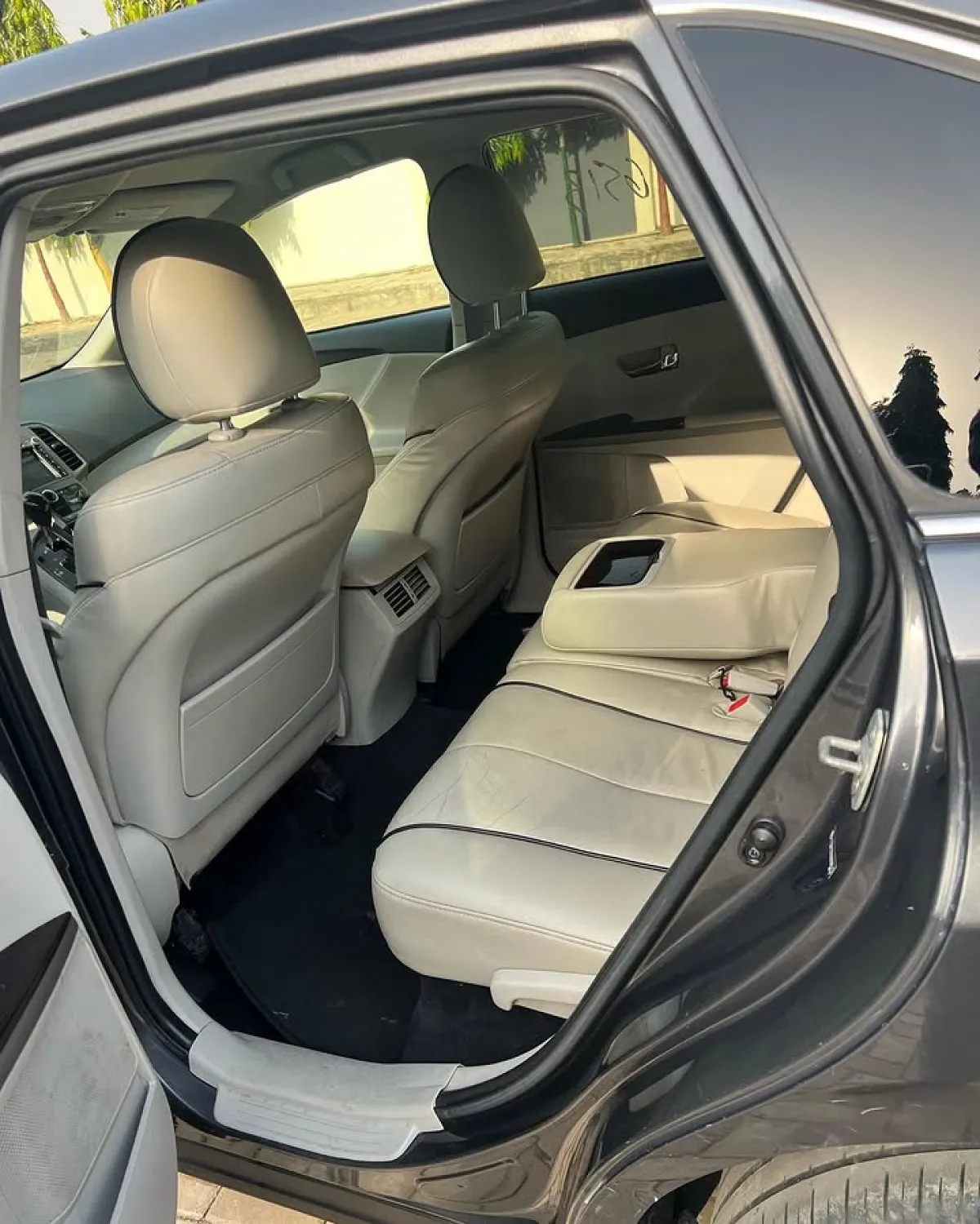 Extremely clean Toyota Venza - Image 2