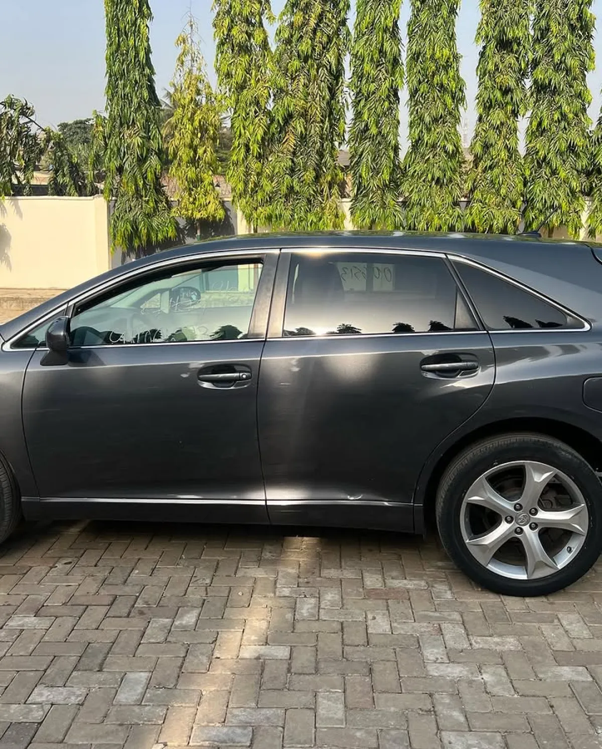 Extremely clean Toyota Venza - Image 3