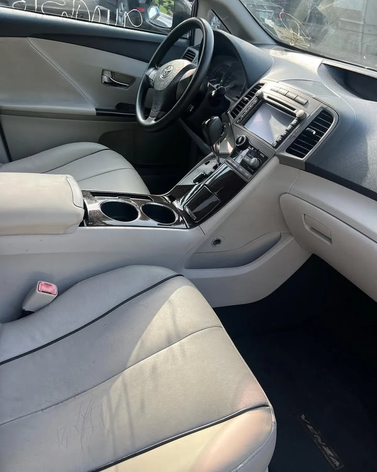 Extremely clean Toyota Venza - Image 6