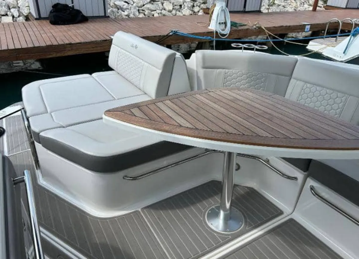 Sea Ray Sundancer 320 - Image 1