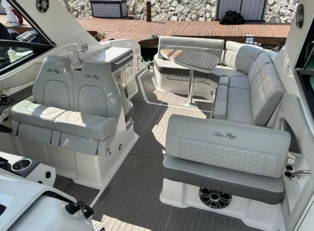 Sea Ray Sundancer 320 - Image 3