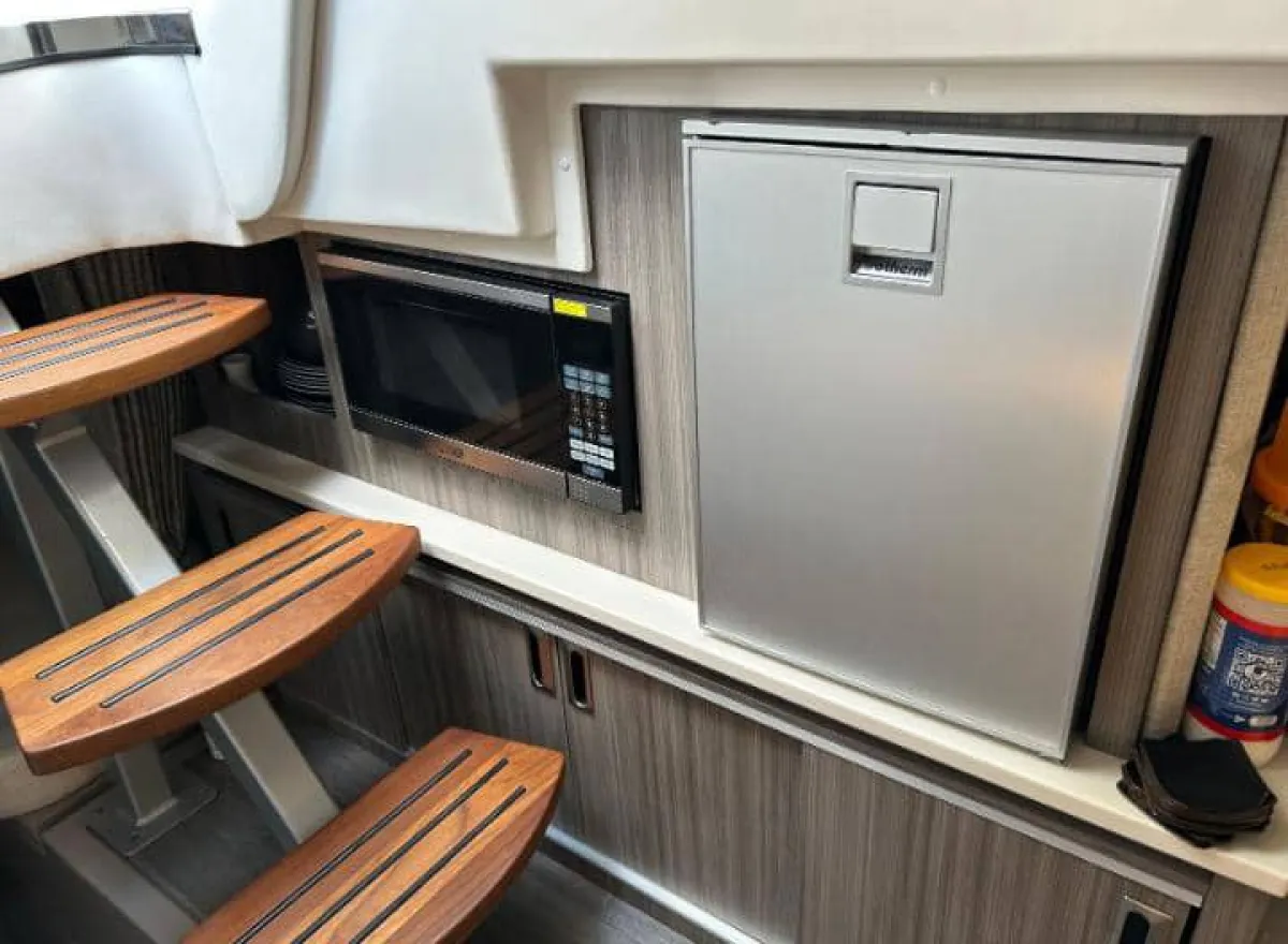 Sea Ray Sundancer 320 - Image 6