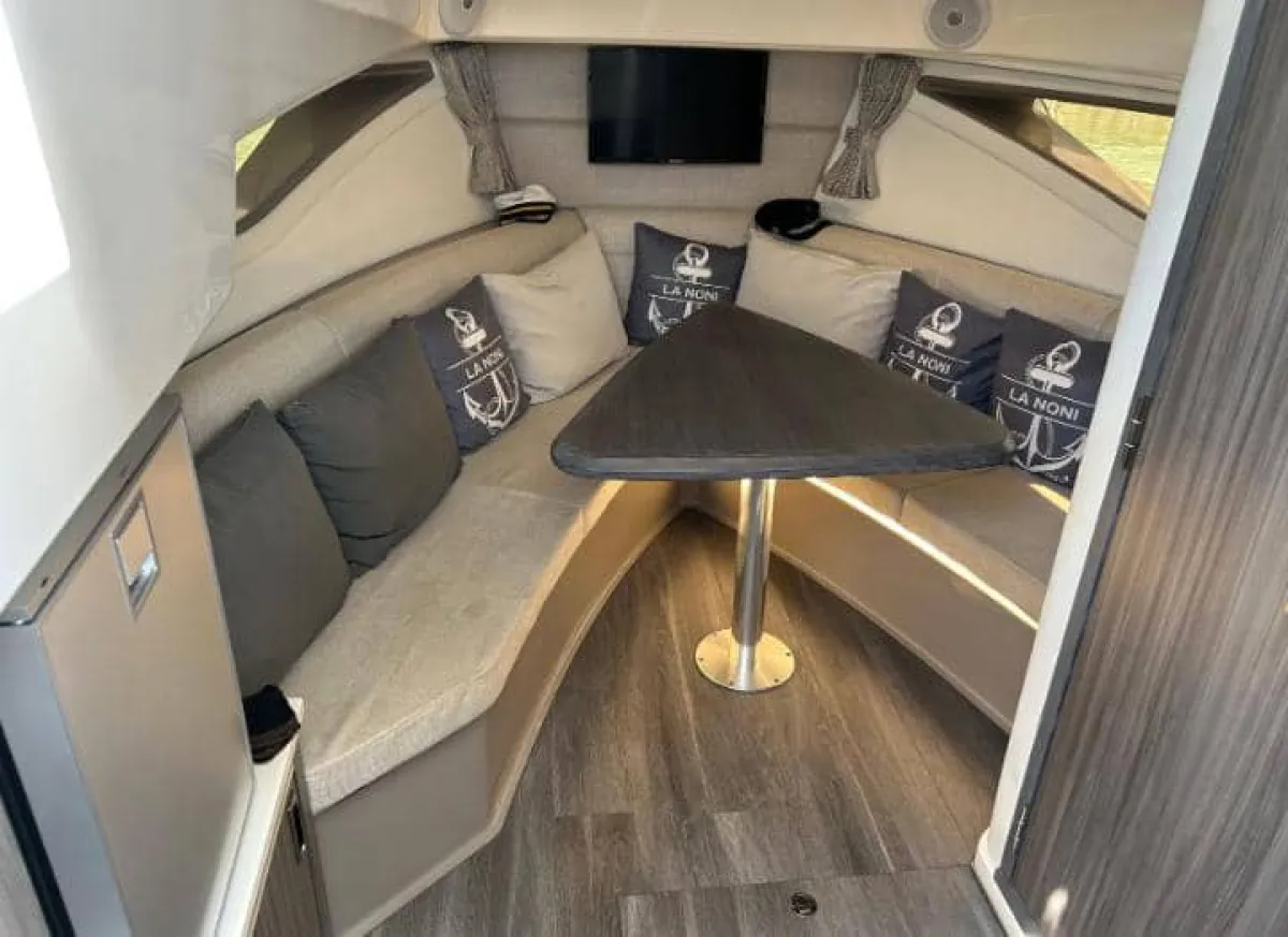 Sea Ray Sundancer 320 - Image 9