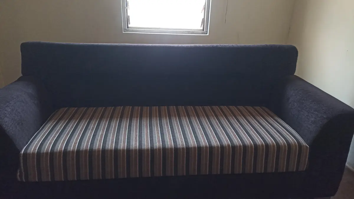 3 seater sofa (Like New) - Image 1