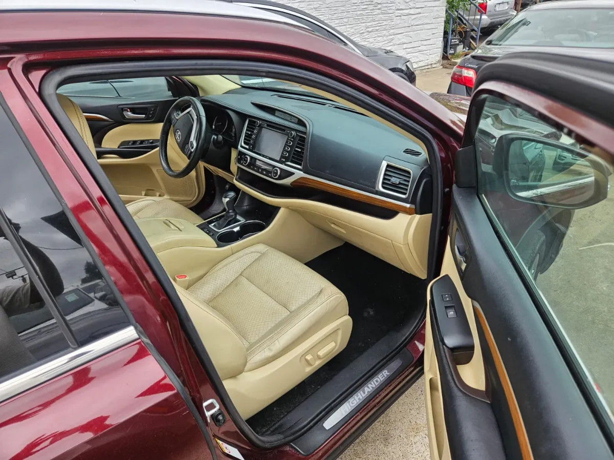 Toyota highlander limited, foreign used, p clean - Image 4