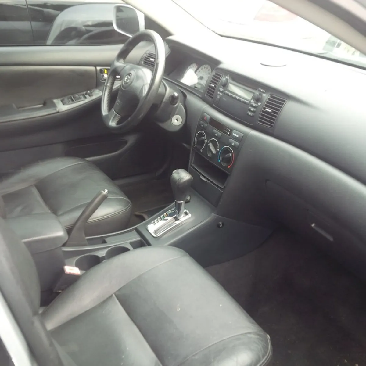 Clean Toyota corolla sport 2004 silver colour - Image 5