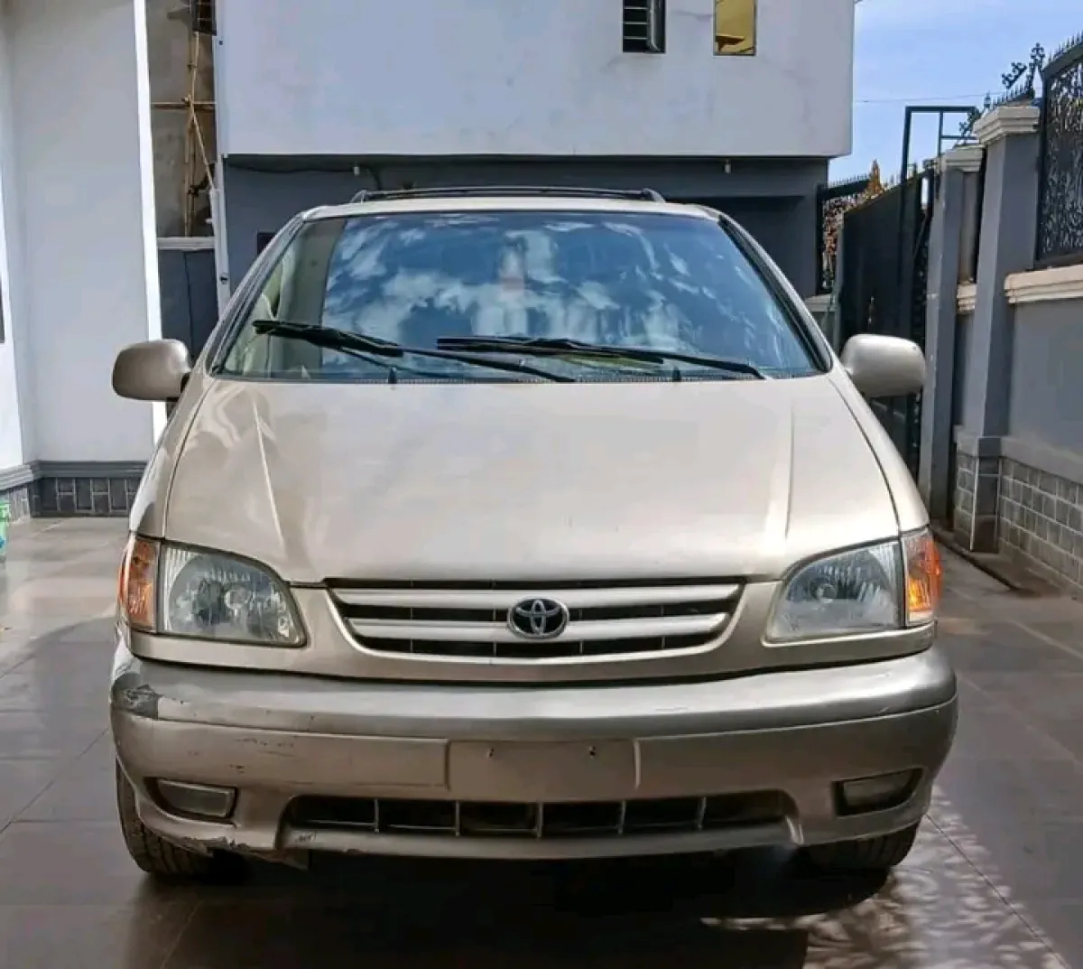 Clean Toyota Sienna 2002 model for sale - Image 2