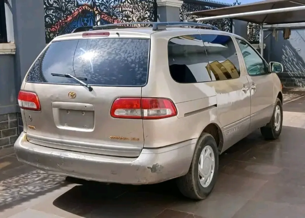 Clean Toyota Sienna 2002 model for sale - Image 3