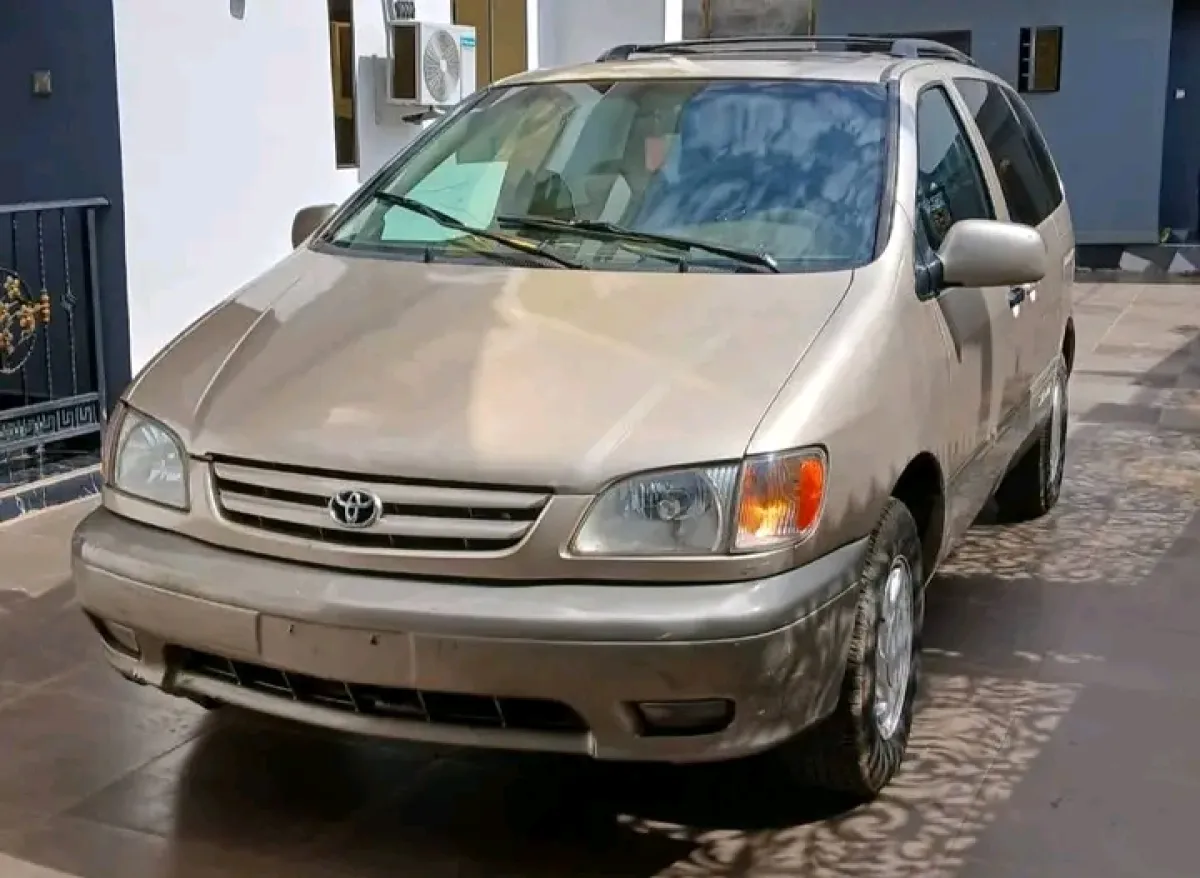 Clean Toyota Sienna 2002 model for sale - Image 7