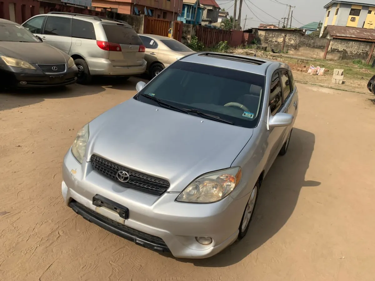 Clean Toyota matrix for sale - Image 1