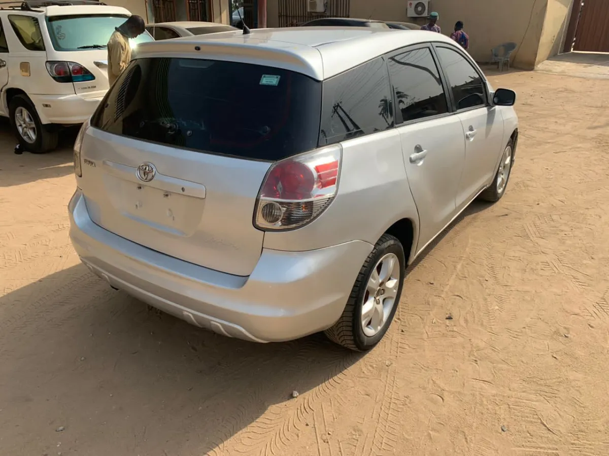 Clean Toyota matrix for sale - Image 6
