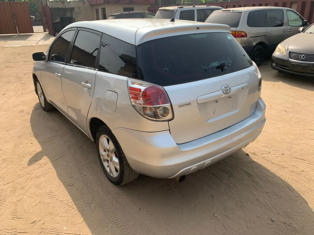 Clean Toyota matrix for sale - Image 3